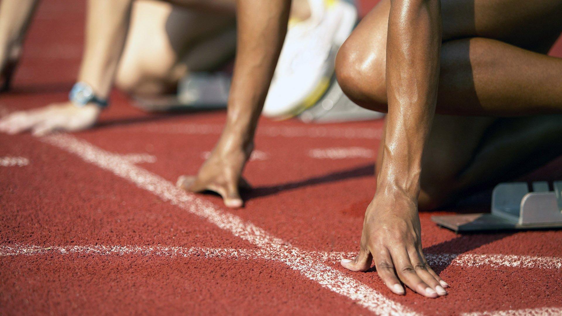 F1大奖赛西班牙站,维斯塔潘强势夺冠,汉密尔顿策略失误憾失领奖台